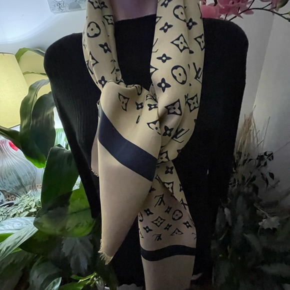 Louis Vuitton Monogram Silk Neck Muffler. - Picture 6 of 14